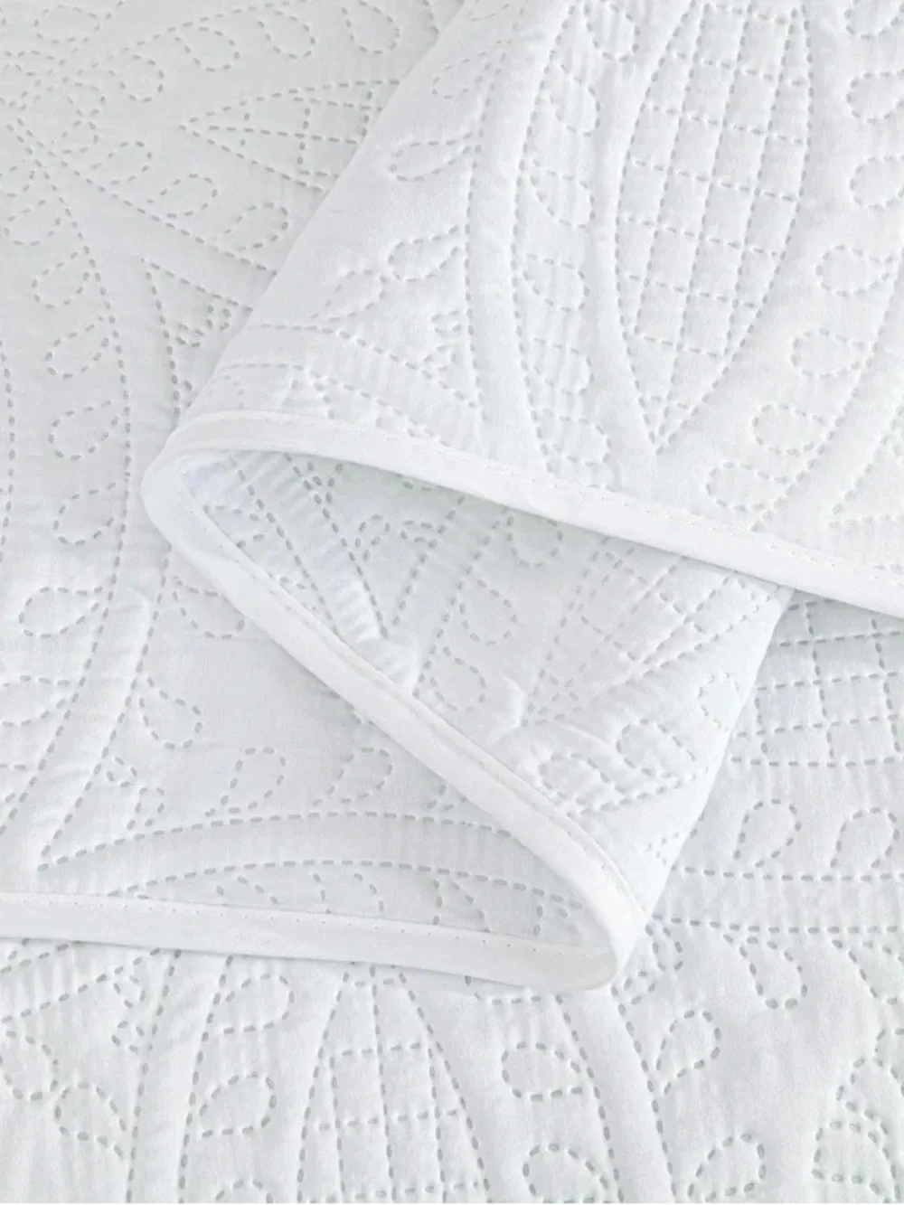 White Quilted queen 3 piece Bedspread Set